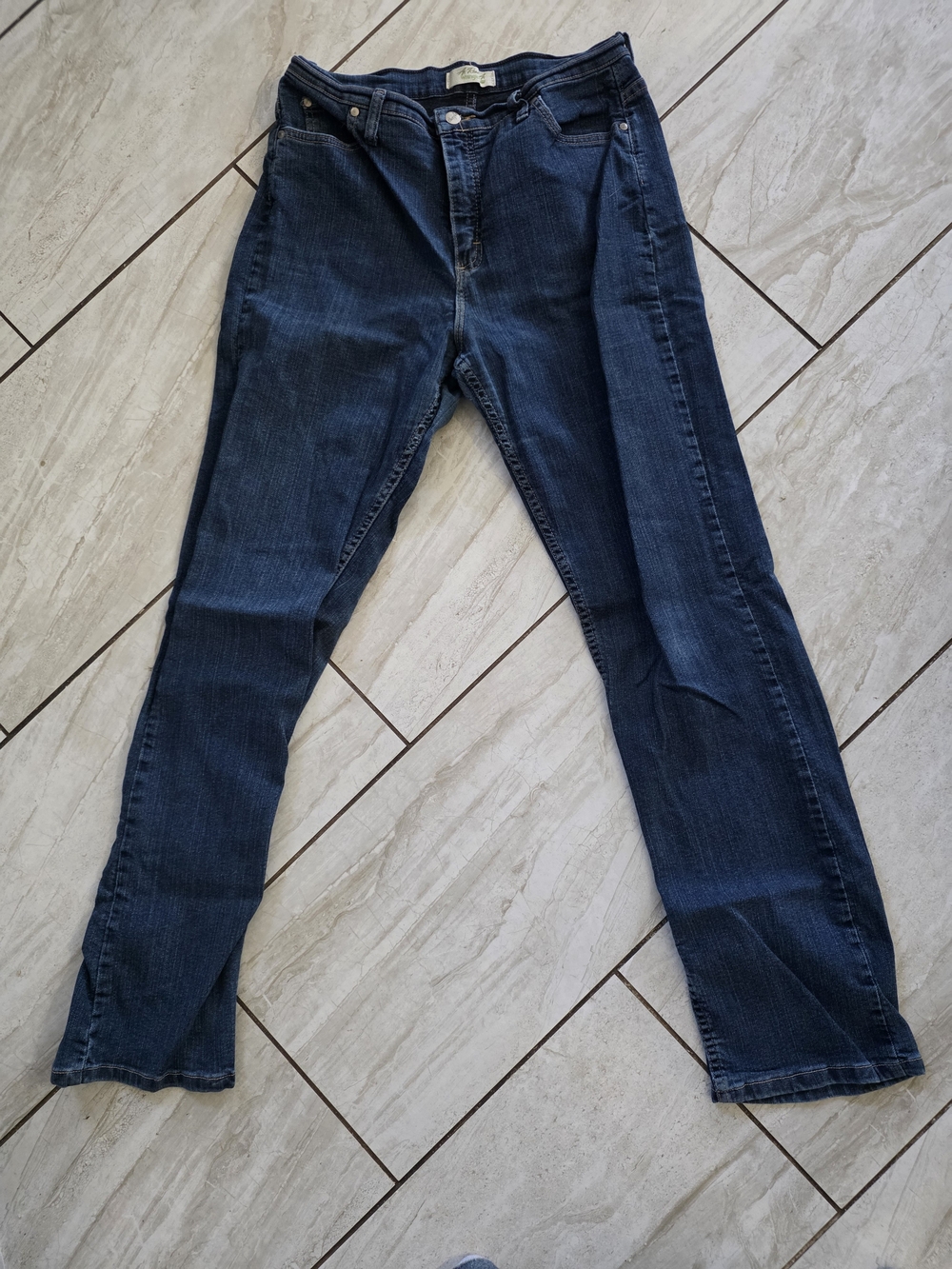Wrangler Straight Leg Jeans in Dark Blue